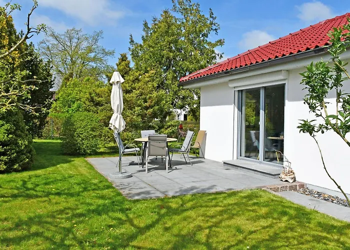 Ferienhaus mit Sauna u Terrasse im Zentrum von Rügen Thesenvitz foto